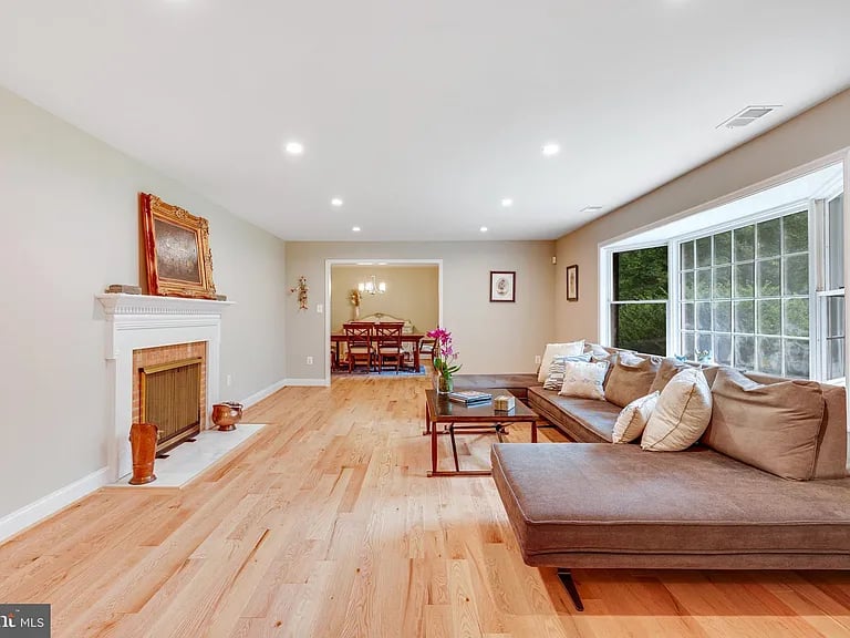 800 Kentland Dr