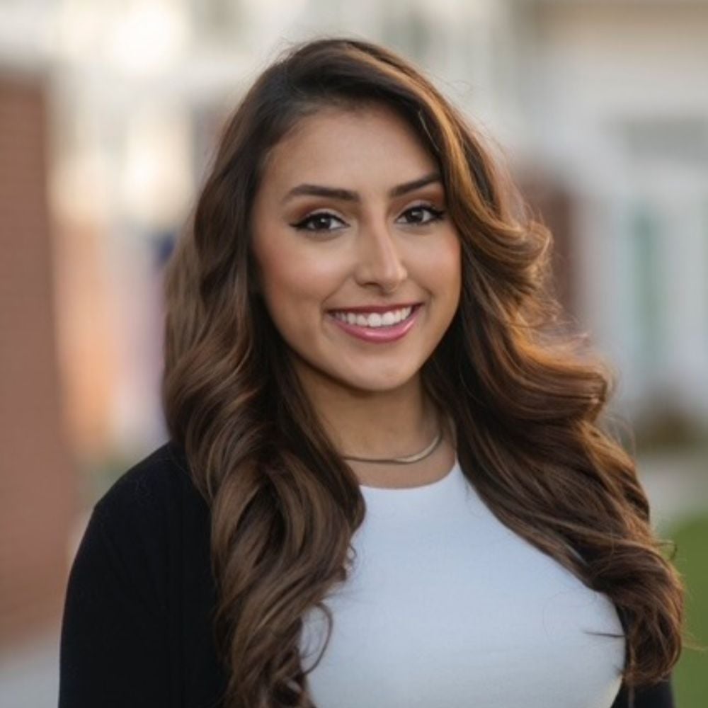 Arlyne Alfaro Bay Shore, NY Real Estate Agent Headshot