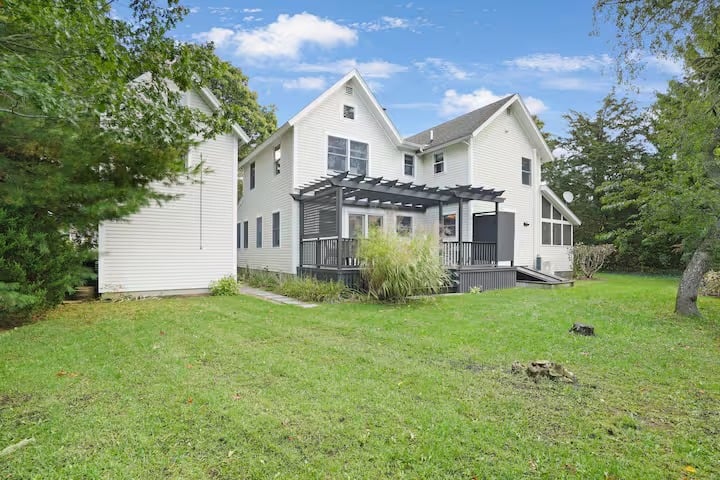 Renovated Oak Bluffs Retreat With Lagoon Access