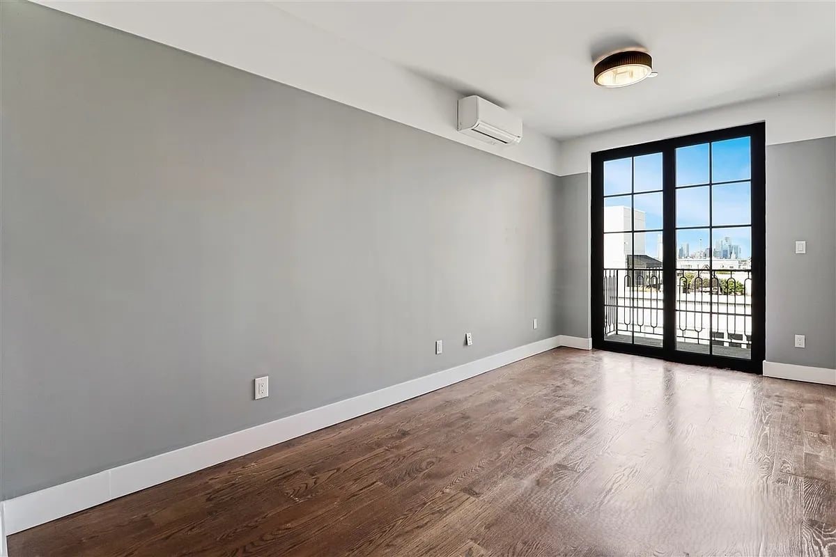 187 Kent Ave 609