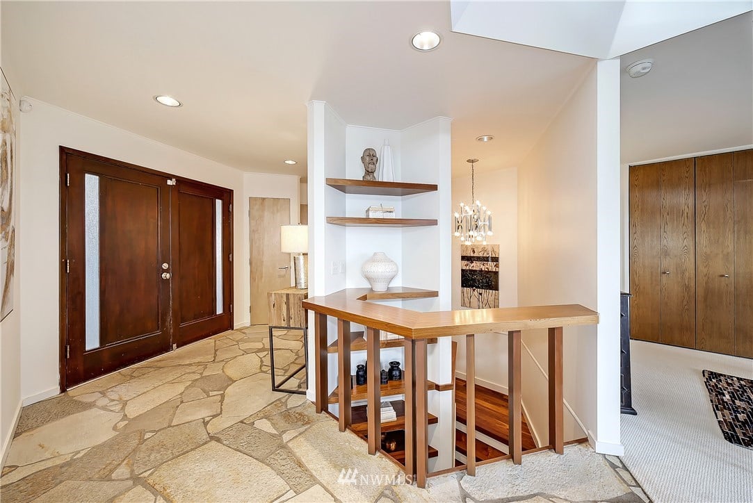 8631 Inverness Dr, NE