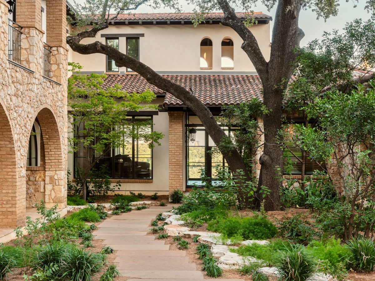 Lakeshore Horizon: Waterfront Villa with Lake & City Views