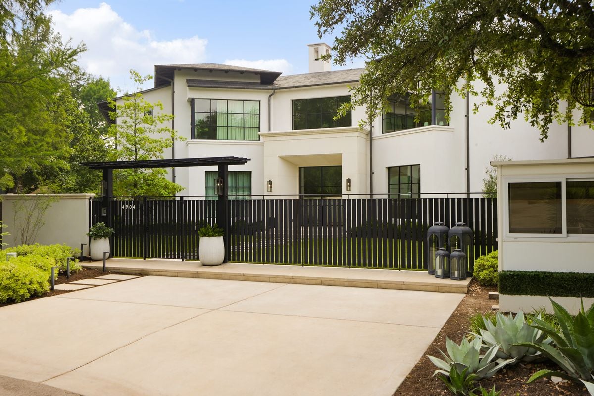 Lakeshore Elegance: A Luxurious Waterfront Retreat on Lake Austin