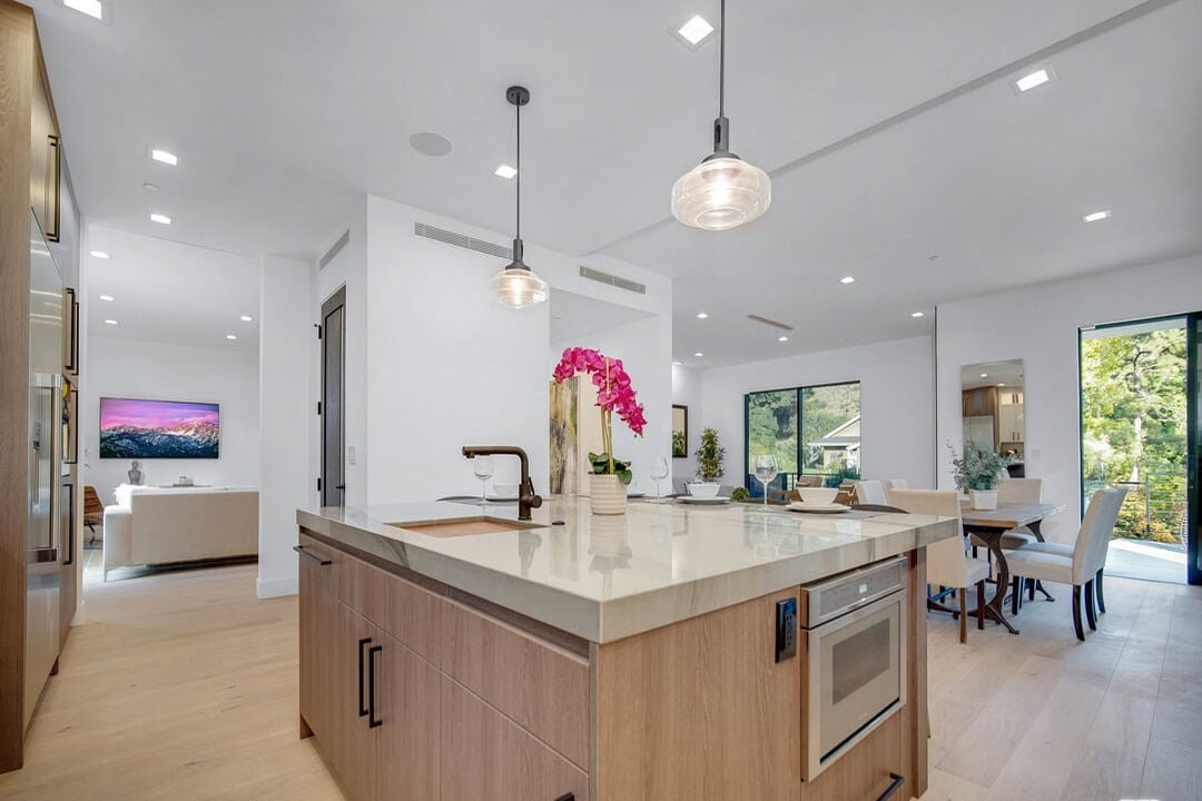 Canyon Lake Dr, 90068