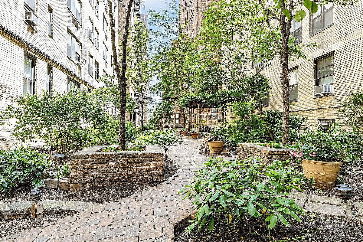 400 East 52nd Street 