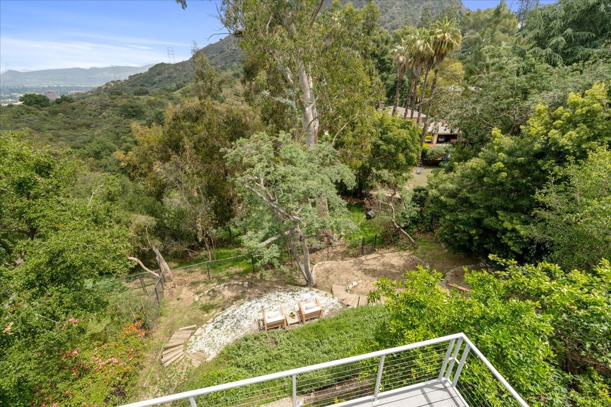 Lake Hollywood 4 + 2 Spanish Home with Views 
