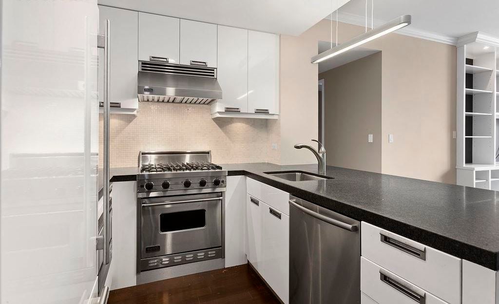 261 W 28th St #3A