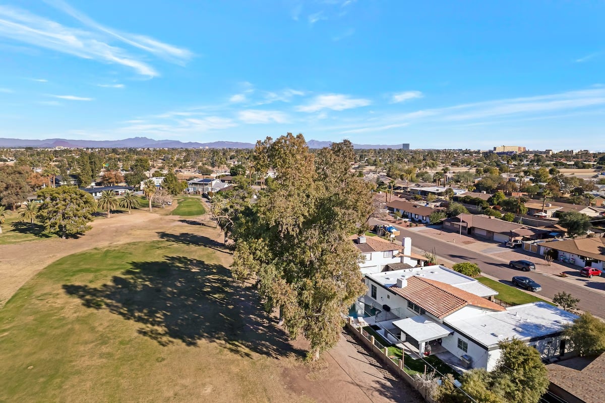 Huge Golf Course Home-Free Heated Pool/Theatre/Gym