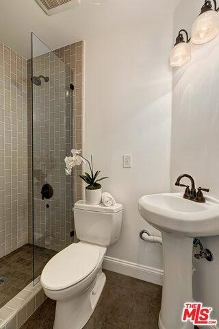 5860 Carolus Dr
