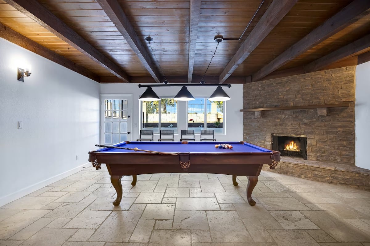 Huge Golf Course Home-Free Heated Pool/Theatre/Gym