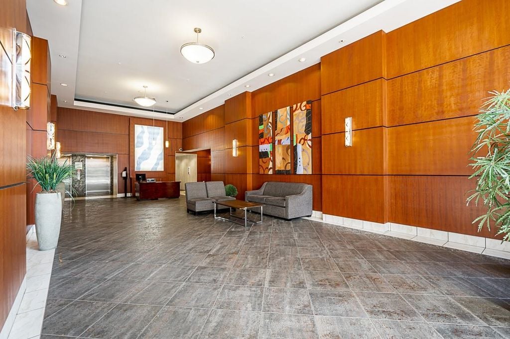 188 Esplanade E, #TH11