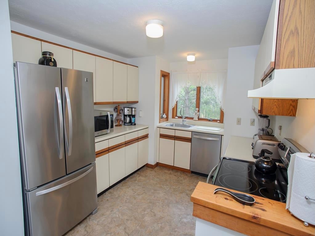 27 Schoolhouse Rd