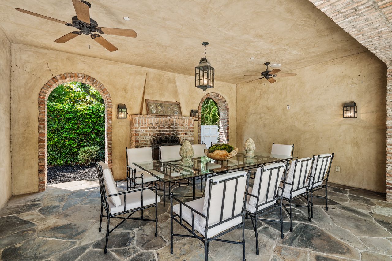 English Country Manor In Toluca Lake
