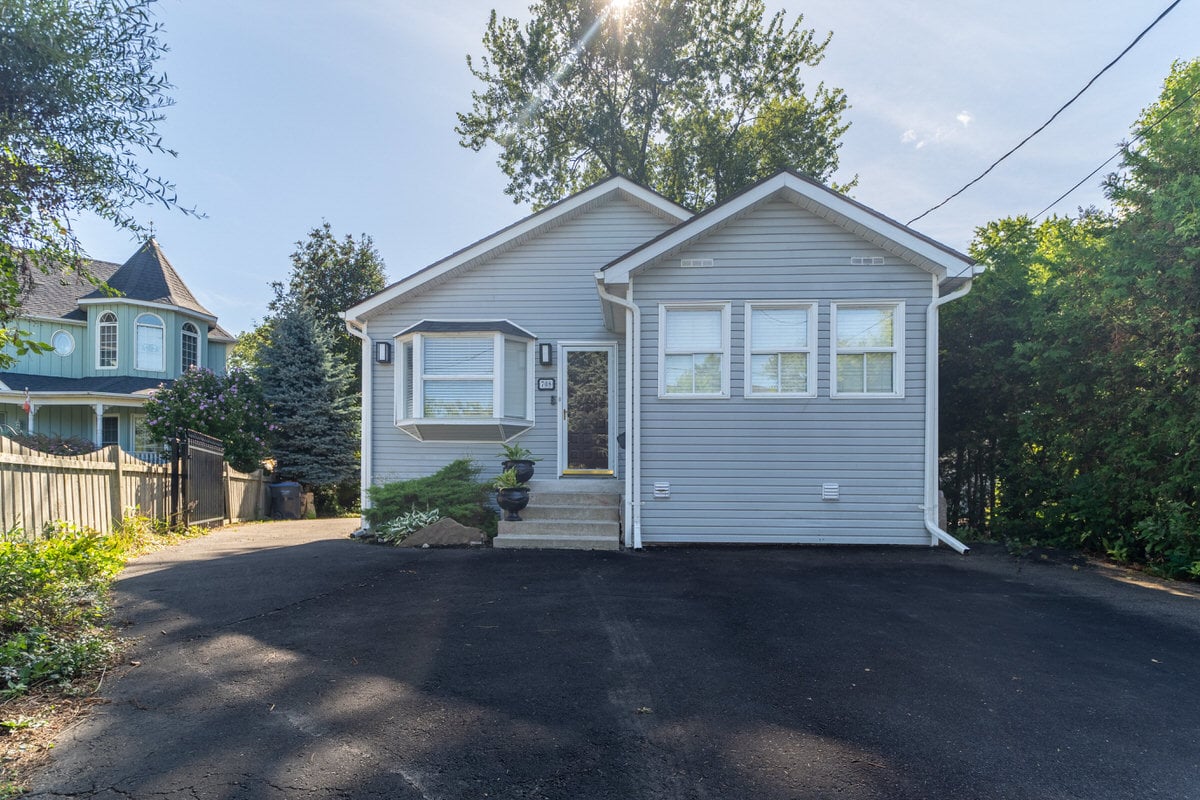 708 Montbeck Cres