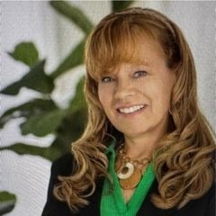 Suzanne Frund Charles Town, WV Real Estate Agent Headshot