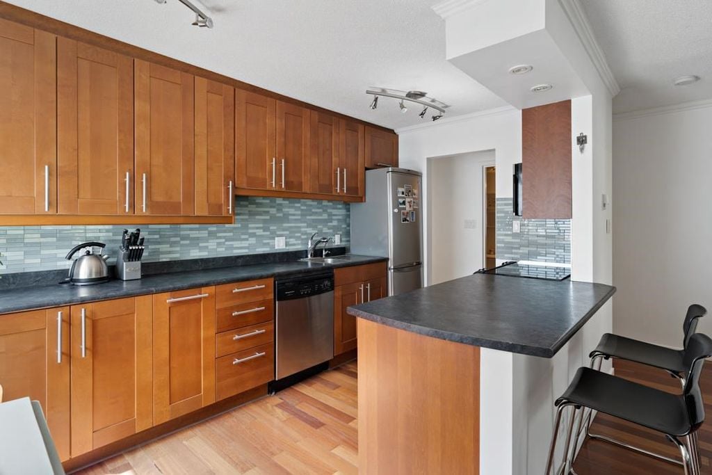 270 W 1st St, #202