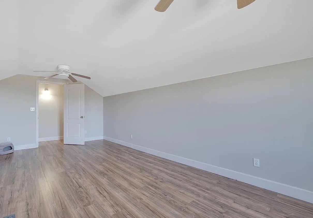 3221 Crestview Dr