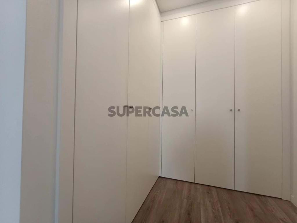 Modern 2-Bed, 2-Bath Apartment in Central Marinha Grande – Near Nazaré