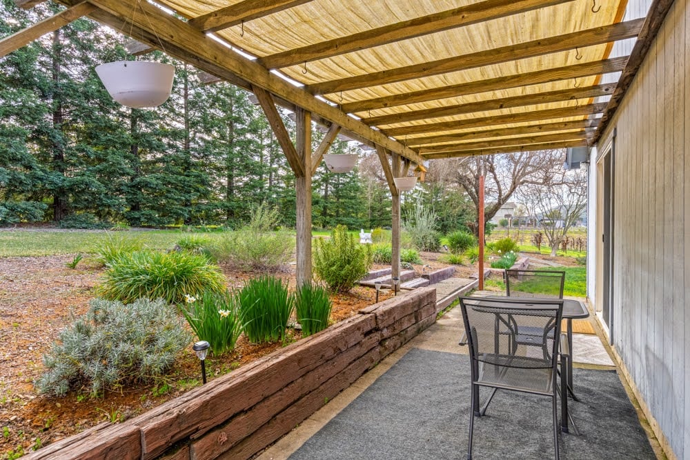 725 Lytton Station