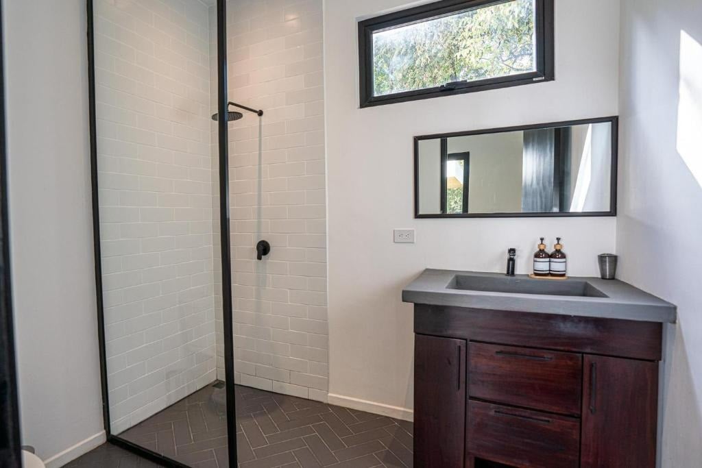 Casa Vista Verde | Contemporary 3-Bed Luxury Home with Pool in Exclusive Catalina Cove