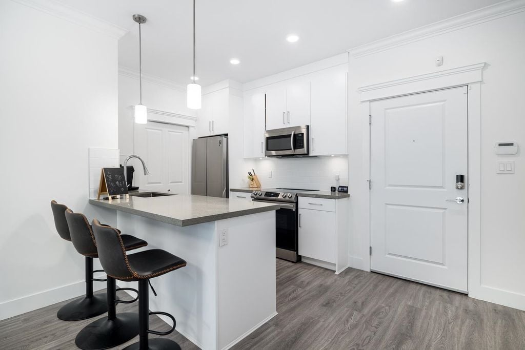 2389 Hawthorne Ave, #203