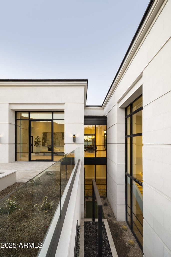 6512 E HUMMINGBIRD Ln