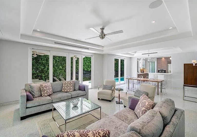 216 Colonial Ln