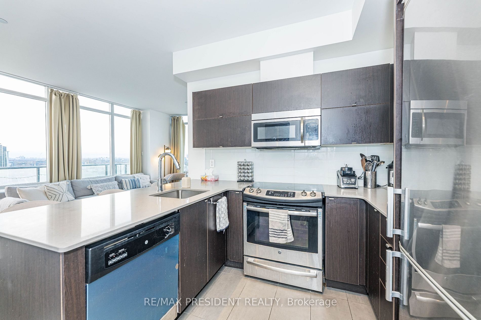 SUN-FILLED CORNER PENTHOUSE 