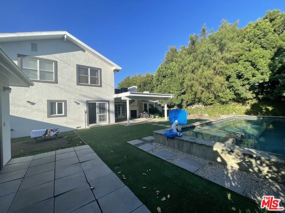 9500 Cresta Dr