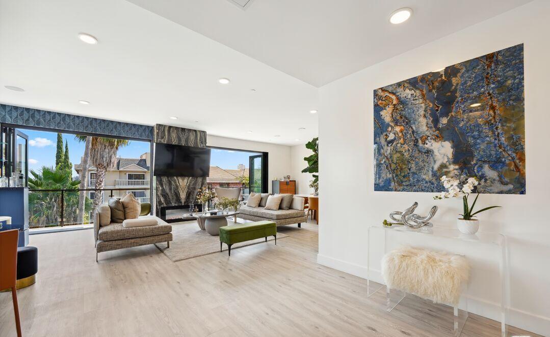137 N Doheny Dr