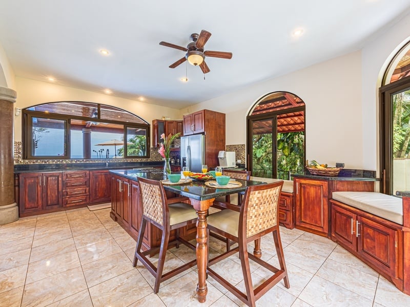 Villa Pacifica: Luxury Oceanview Retreat Steps from the Beach