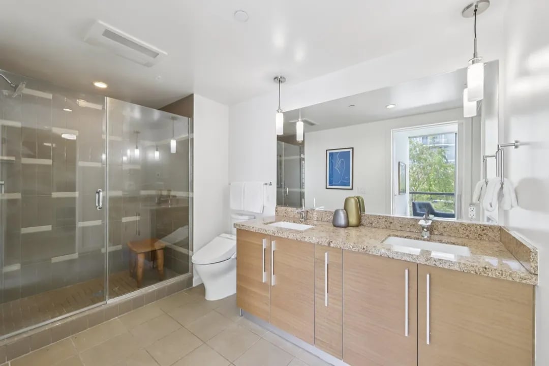 Madrone 527 — living area