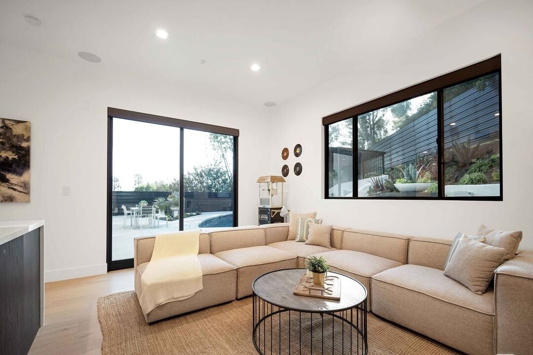 Canyon Lake Dr, 90068