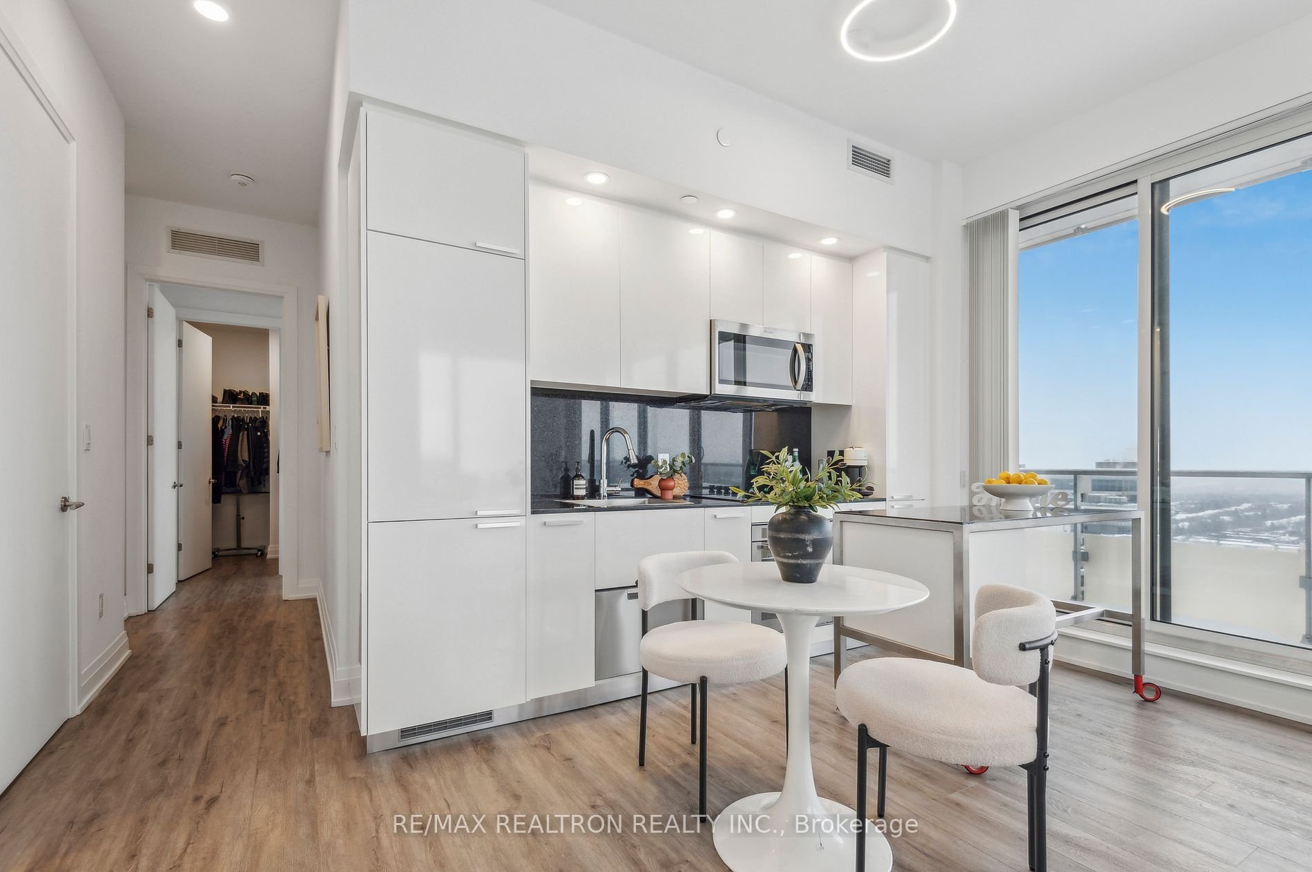 STUNNING, AIRY PENTHOUSE