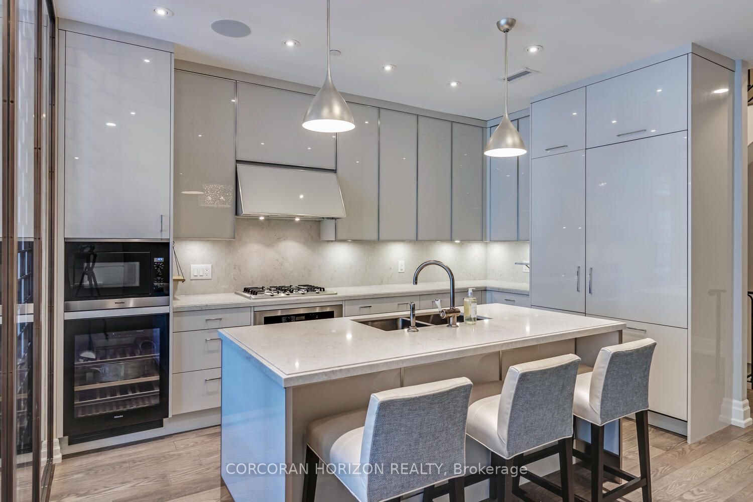 GRAND TOWNHOUSE IN THE ANNEX