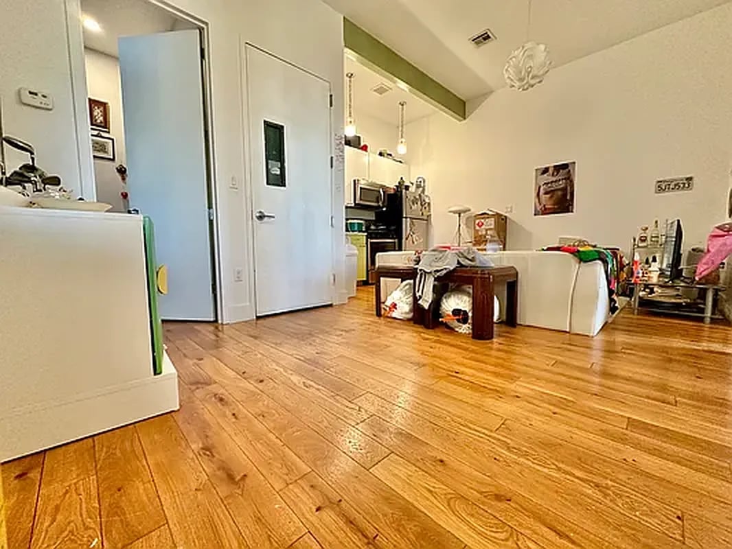 418 Melrose St 2F