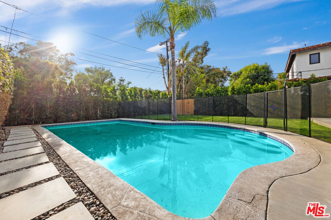 Castle Heights Pl, 90034