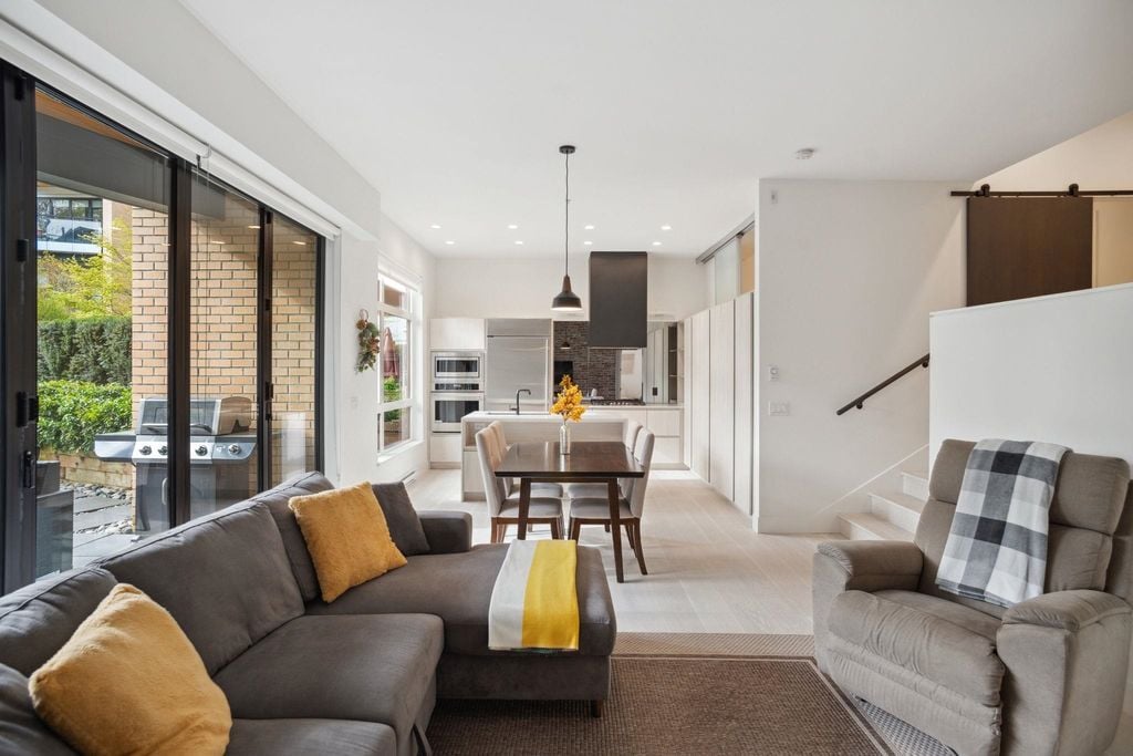 300 Salter St, #106