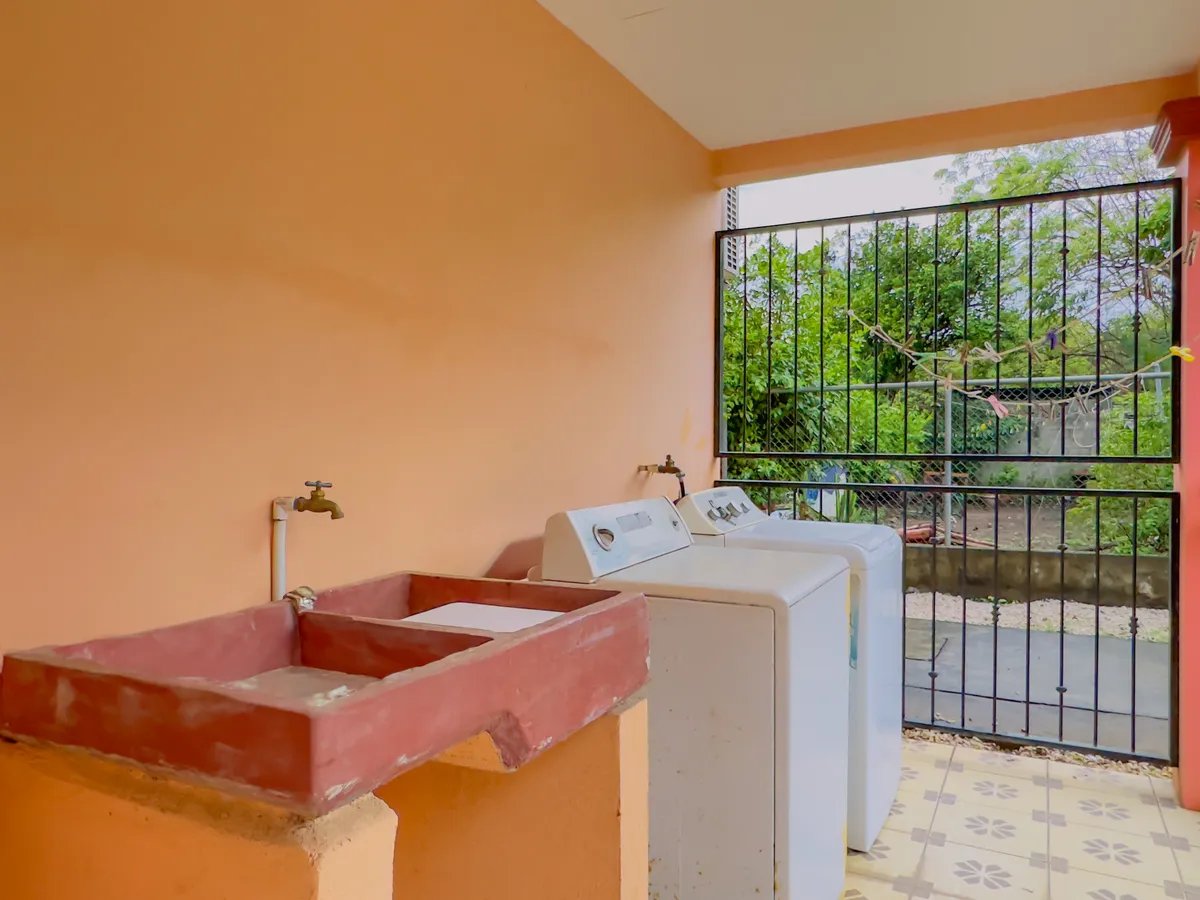 Spacious Living Near Town and Beach