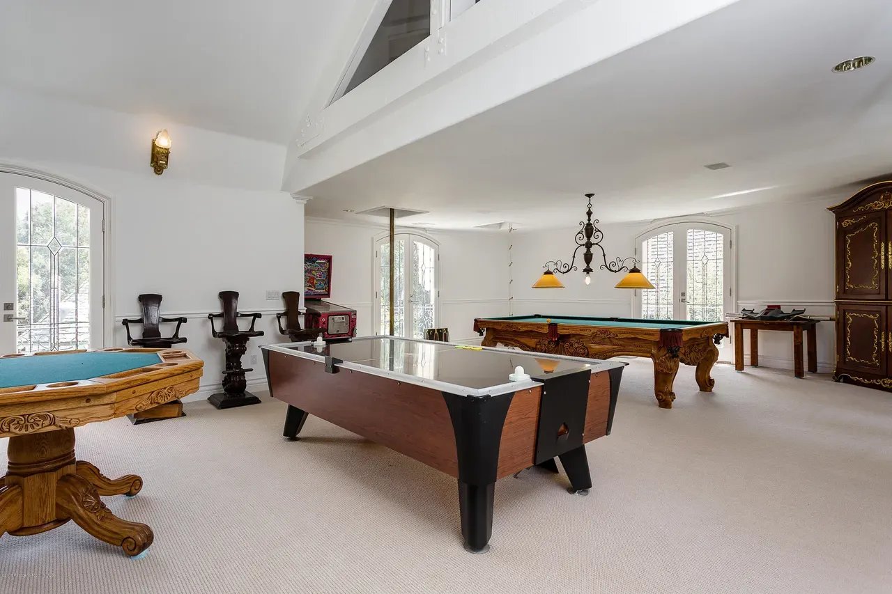 4158 Commonwealth Ave