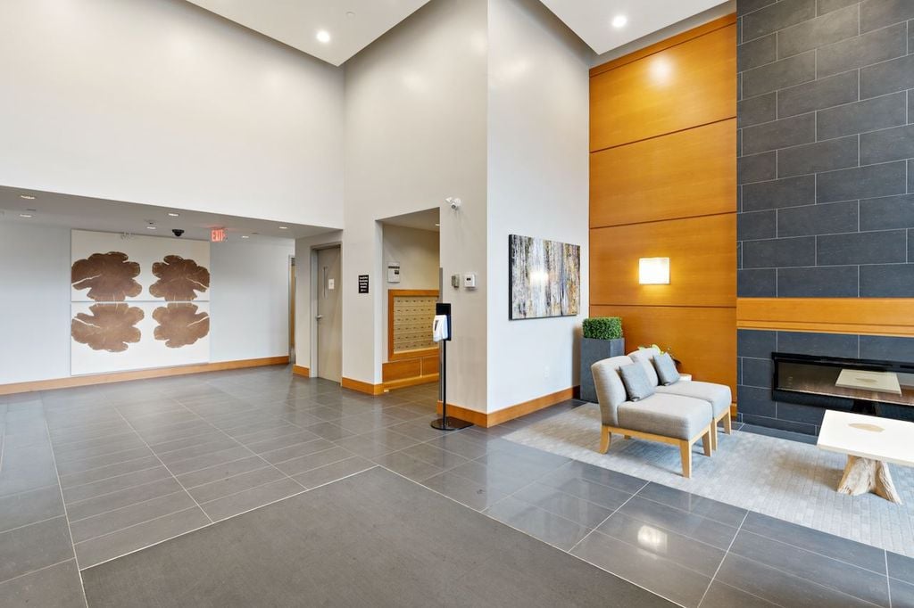 135 W 2nd St, #101