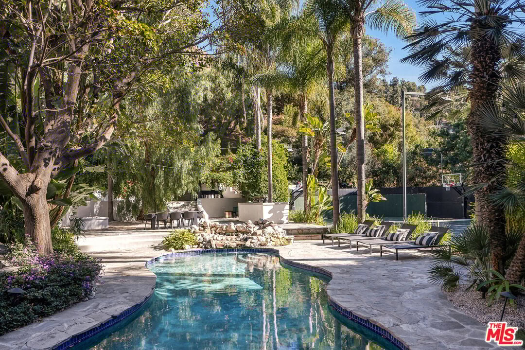Velaris Estate, Laurel Canyon Blvd, 90046