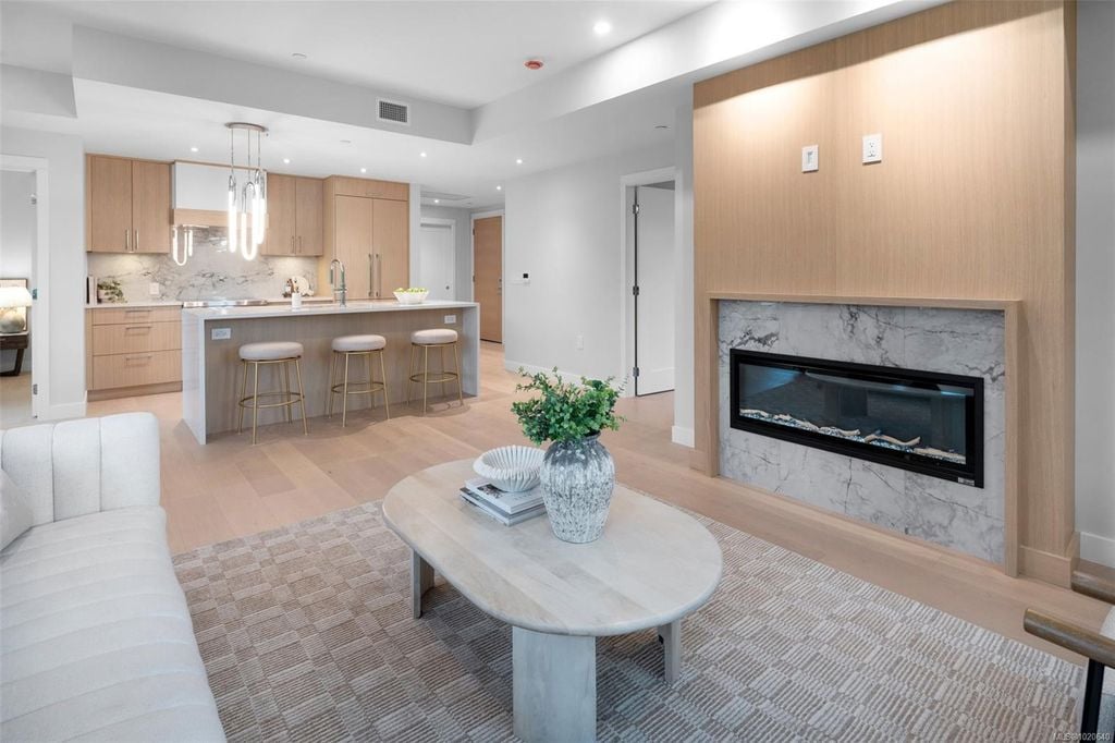 5229 Cordova Bay, #303