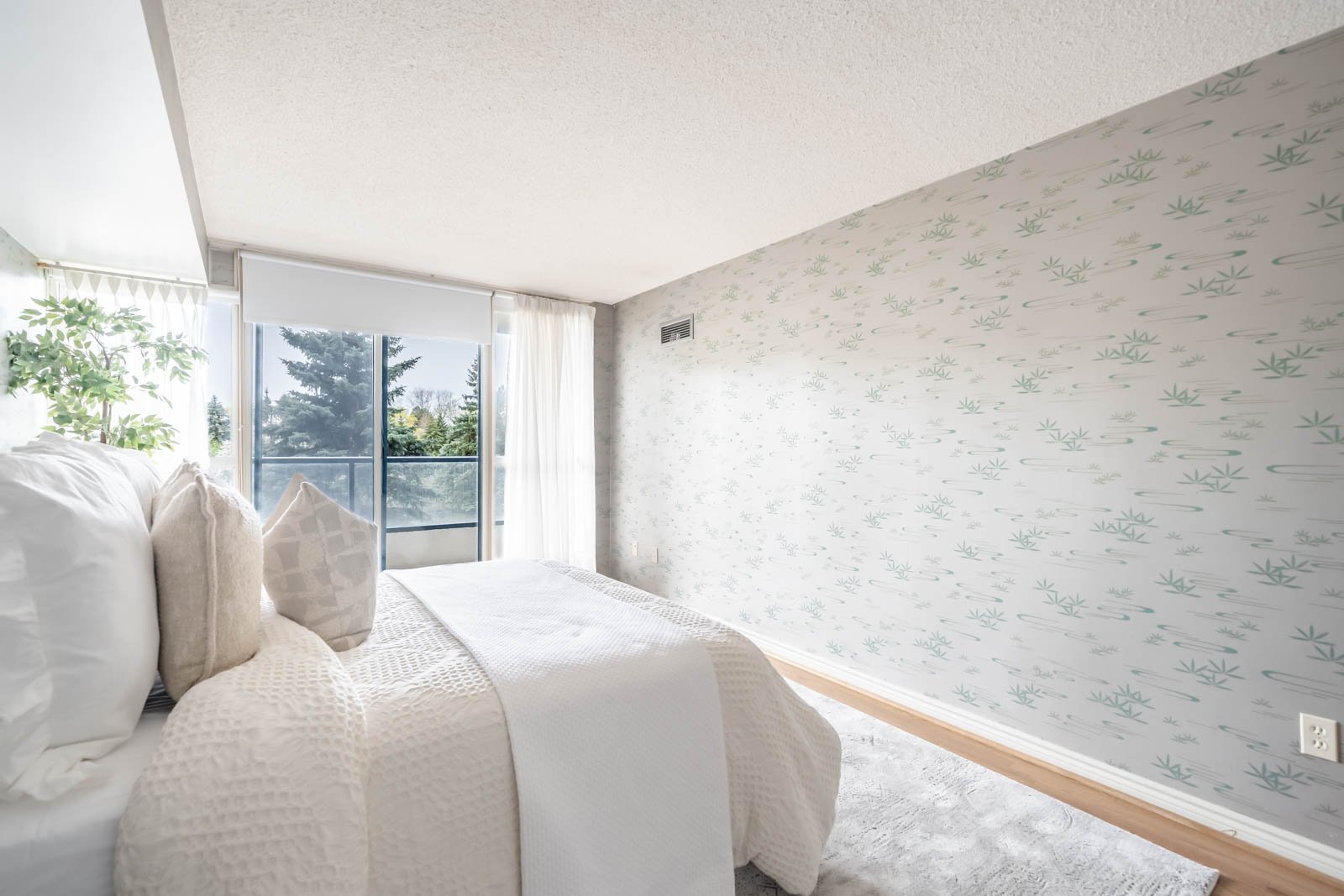 301-7300 Yonge Street 