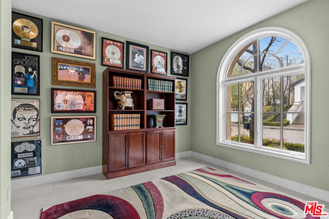 Buckingham Ln, 90077