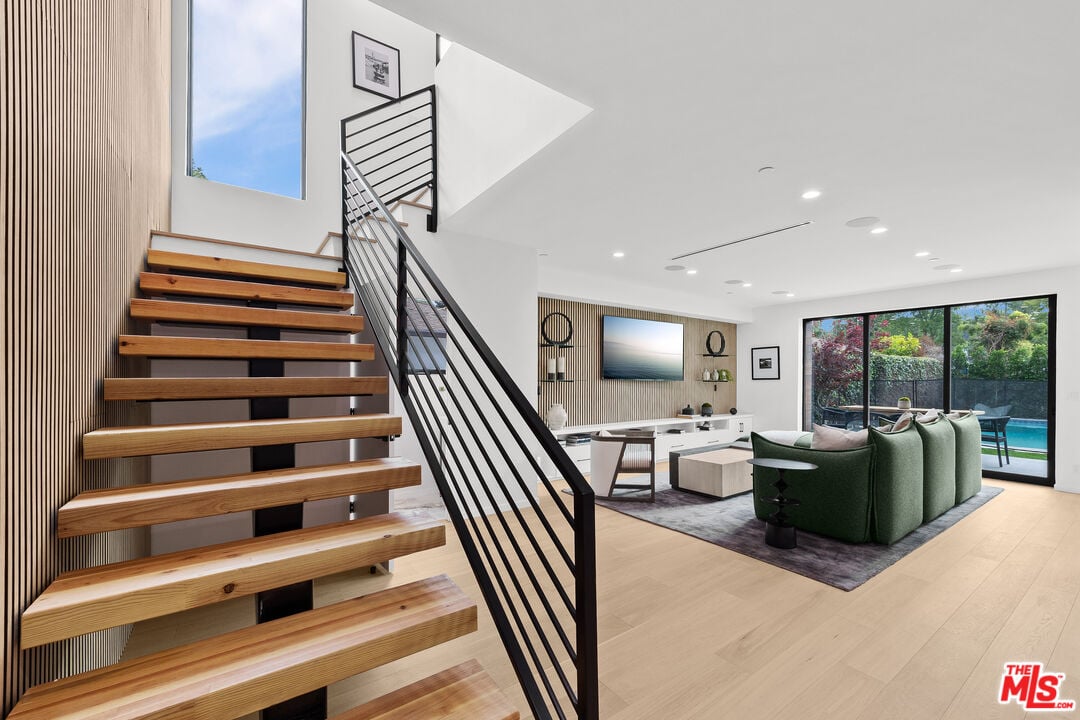 Castle Heights Pl, 90034