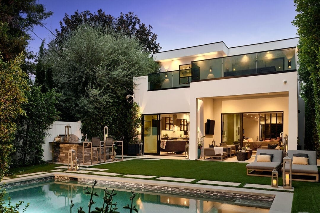 N Bowling Green Way, 90049