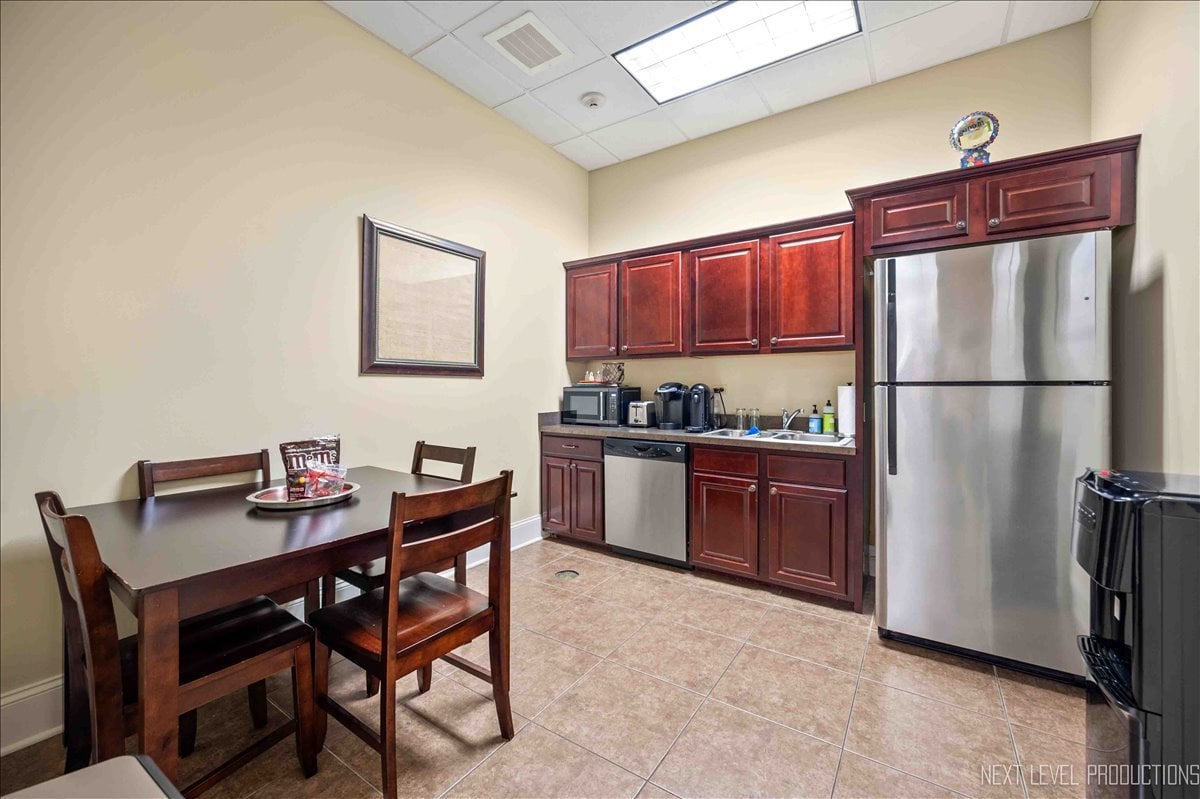 400 Knoll St Unit C, Wheaton IL. High-Yield Office Investment Opportunity