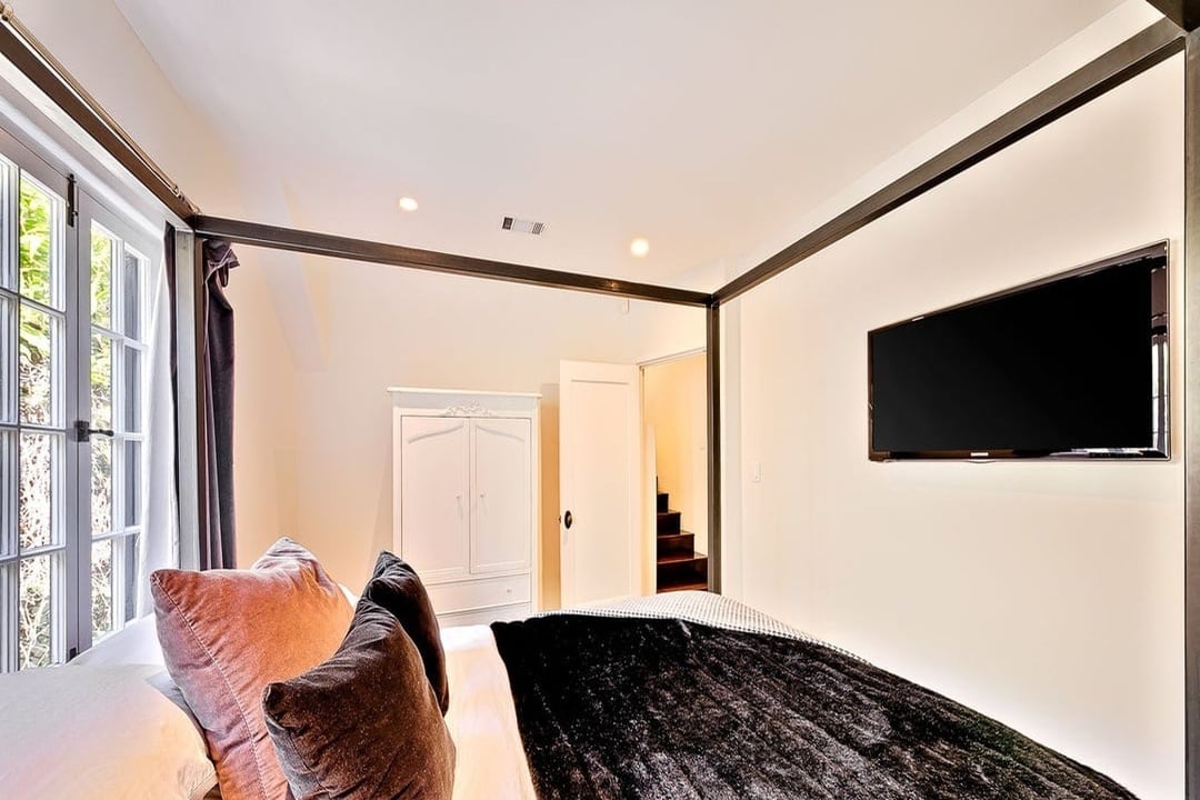 Halo Retreat, N Kings Rd, 90069