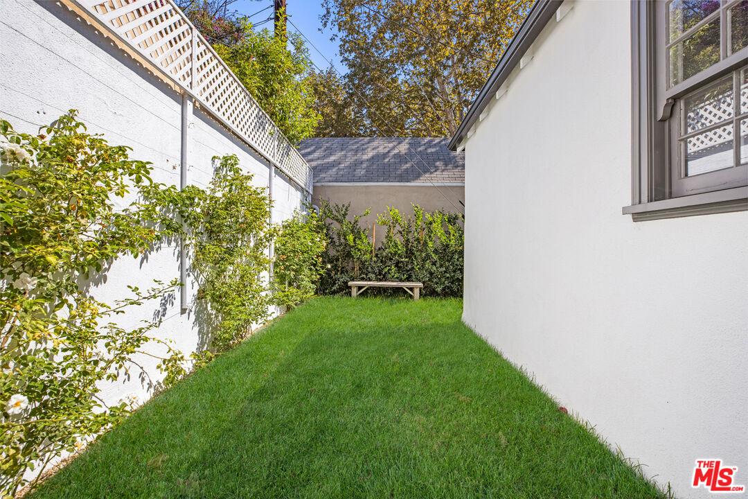 1136 S Burnside Ave